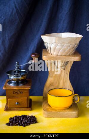 Kaffeemaschine, Kaffeetasse und Tasse, Studioaufnahmen Stockfoto