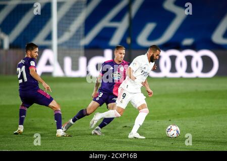 Karim Benzema von Real Madrid und Raul Carnero von Real Valladolid in Aktion während der spanischen Meisterschaft La Liga Fußball Spiel zwischen Real Madrid Stockfoto