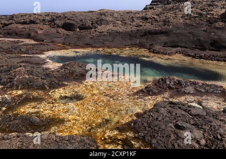 Erodierte hohe Nordwestküste von Gran Canaria, Kanarische Inseln, in Galdar Gemeinde Stockfoto