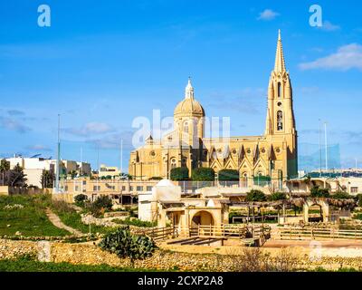 Die Pfarrkirche unserer Lieben Frau von Loreto ist eine römisch-katholische neugotische Pfarrkirche im Dorf Għajnsielem auf der Insel Gozo, Malta. Stockfoto