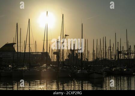 Form von Boot Masten und Krane bei Sonnenuntergang im Hafen von Toulon, Frankreich Bild Boote, Schiffe und Kräne in das Licht in der Dämmerung im Hafen von Toulon, Frankreich. Stockfoto