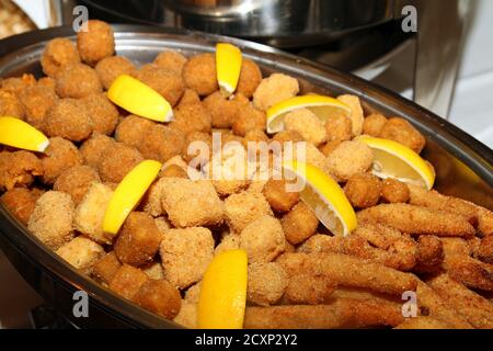 Fischnuggets isoliert in der Pfanne Makro Stockfoto