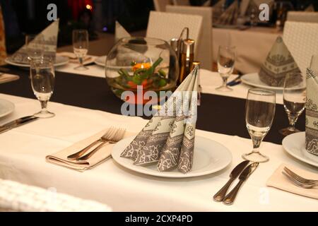 Schöner Tisch in Restaurierung, Innendekor Tisch Stockfoto