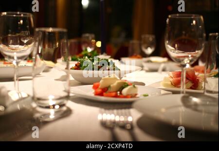 Schöner Tisch in Restaurierung, Innendekor Tisch Stockfoto