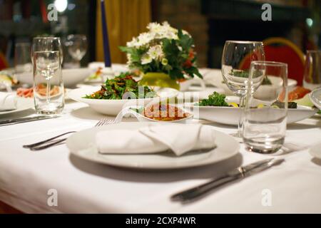 Schöner Tisch in Restaurierung, Innendekor Tisch Stockfoto