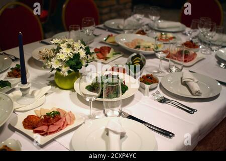 Schöner Tisch in Restaurierung, Innendekor Tisch Stockfoto