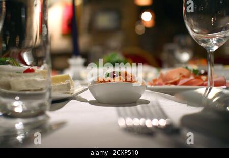 Schöner Tisch in Restaurierung, Innendekor Tisch Stockfoto