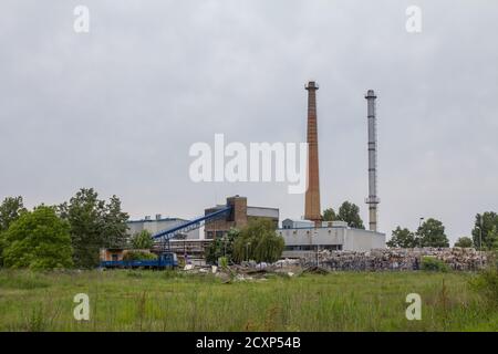 Panorama einer Recycling-Papierfabrik Verarbeitungsanlage mit Pfählen Aus Karton, der in einer Industrieanlage recycelt werden soll Auf Abfallmanagement ausgerichtet Stockfoto