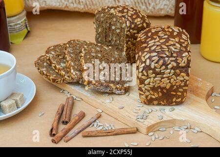 Grain Baked brean auf Holzbrett Stockfoto