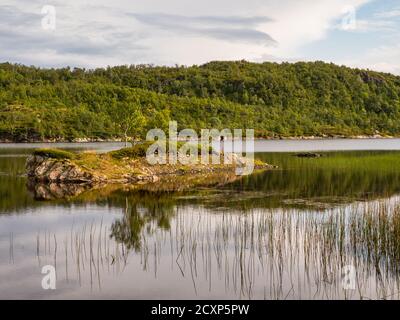 Blick von der Strecke zu den Keiservarden. Keiservarden ist ein Hochplateau auf Veten Hill in der Nähe von Bodø, Nordland im Norden von Norwegen. Vaagovand La Stockfoto