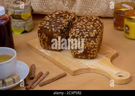 Grain Baked brean auf Holzbrett Stockfoto