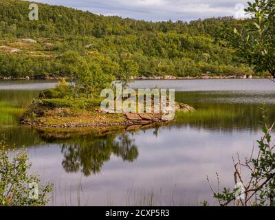 Blick von der Strecke zu den Keiservarden. Keiservarden ist ein Hochplateau auf Veten Hill in der Nähe von Bodø, Nordland im Norden von Norwegen. Vaagovand La Stockfoto