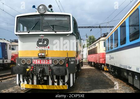 BRNO, TSCHECHIEN - 21. JUNI 2014: Diesellokomotive der Baureihe 754 der Tschechischen Bahnen vor Abflug in Bereitschaft. CD, oder Ceske Drahy ist der Hauptbahnträger Stockfoto