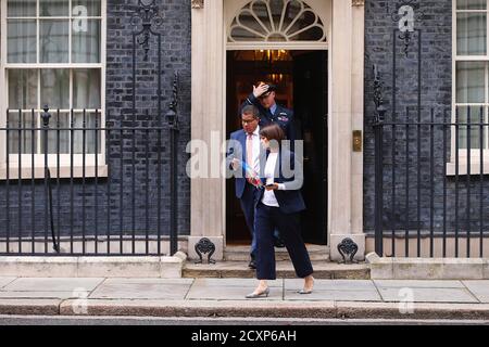 London, Großbritannien. 01. Oktober 2020. Alok Sharma und Air Vice-Marshal Harvey Smyth, Leiter des britischen Raumfahrtdirektorats verlässt Downing Street nach einem Treffen auf Nummer 10. Foto: Paul Lawrenson-PAL Media/Alamy Live News Stockfoto