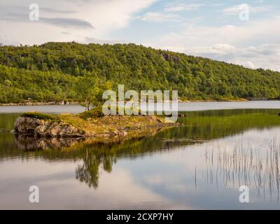 Blick von der Strecke zu den Keiservarden. Keiservarden ist ein Hochplateau auf Veten Hill in der Nähe von Bodø, Nordland im Norden von Norwegen. Vaagovand La Stockfoto