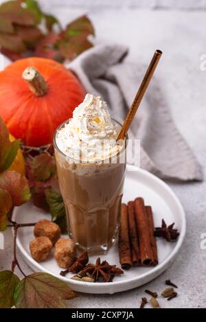 Kürbis Latte, heißer Herbstdrink Stockfoto