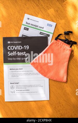 Covid-19 Selbsttest – Schritt-für-Schritt-Anleitung und Belegkarte. Stockfoto