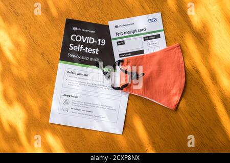 Covid-19 Selbsttest – Schritt-für-Schritt-Anleitung und Belegkarte. Stockfoto