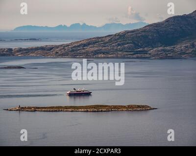 Blick auf die Fähre von Keiserwarden. Keiservarden ist ein Hochplateau auf dem Berg Vesen bei Bodø, Nordland im Norden Norwegens. Vaagovand Stockfoto