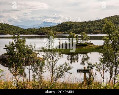 Blick von der Strecke zu den Keiservarden. Keiservarden ist ein Hochplateau auf Veten Hill in der Nähe von Bodø, Nordland im Norden von Norwegen. Vaagovand La Stockfoto