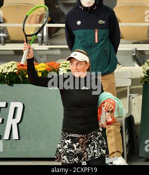 Paris, Frankreich. Oktober 2020. Roland Garros Paris Französisch Open 2020 Tag 5 011020 Jelena Ostapenko (LAT) Karolina Pliskova (CZE) zweite Runde Spiel Kredit: Roger Parker/Alamy Live News Stockfoto