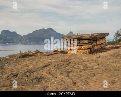 Blick von der Strecke zu den Keiservarden. Keiservarden ist ein Hochplateau auf Veten Hill in der Nähe von Bodø, Nordland im Norden von Norwegen. Vaagovand La Stockfoto