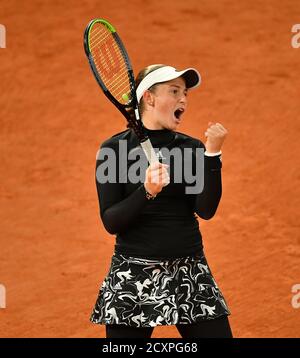 Paris, Frankreich. Oktober 2020. Roland Garros Paris Französisch Open 2020 Tag 5 011020 Jelena Ostapenko (LAT) Karolina Pliskova (CZE) zweite Runde Spiel Kredit: Roger Parker/Alamy Live News Stockfoto