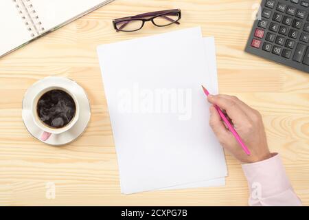Männliche Hände schreiben auf leerem leerem leerem Papier über Holztisch. Geschäftsmann, der mit Dokumenten arbeitet. Zwischenablage Mockup Vorlage Papierkram, Finanzberichte, Stockfoto