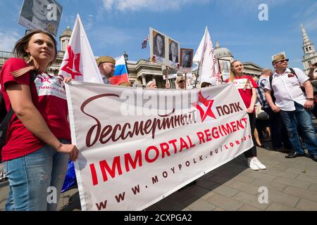 Der Londoner Marsch des Immortal Regiments, der marsch soll russischen Männern und Frauen gedenken, die im Zweiten Weltkrieg gekämpft haben und in Russland und anderen Ländern am 9. Mai im Rahmen der Feierlichkeiten zum Victory Day stattfinden. Während der Märsche tragen die Menschen Fotos ihrer Verwandten, die am Krieg teilnahmen. Etwa 12 Millionen Menschen nahmen 2015 an den Märschen des Immortal Regiments in ganz Russland Teil. Der Londoner marsch begann von der Nordterrasse des Trafalgar Square, direkt vor der National Gallery, dem 'Regiment', dann zu Fuß zum College Green über Whitehall, Downing Street, Parliament Square und West Stockfoto