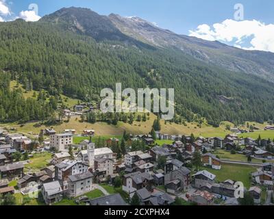 Luftaufnahme im Dorf Tasch bei Zermatt in Die Schweizer alpen Stockfoto