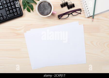 Arbeitsplatz mit Stift, Papier, Kaffeetasse, Gläsern und Bürobedarf. Draufsicht flach liegend über Kopf. Business, Copy Space Background. Flach liegend, Draufsicht Stockfoto