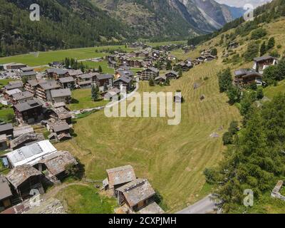 Luftaufnahme im Dorf Tasch bei Zermatt in Die Schweizer alpen Stockfoto