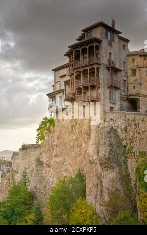 CUENCA, Spanien, 14.Oktober 2008 - Casa Colgadas in Cuenca, Spanien liegt am Rande einer Klippe Stockfoto