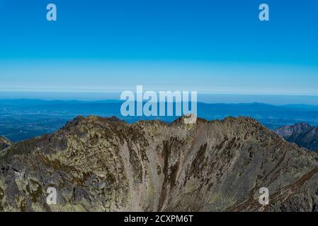 Blick auf den Svistovy Stit-Gipfel mit drei Gipfeln Vychodna Vysoka Berggipfel in Vysoke Tatry Berge in der Slowakei Stockfoto