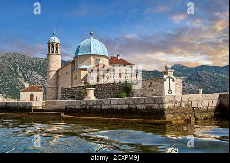 Landschaftlich schöne Aussicht auf die Kirche der Insel Our Lady of the Rocks (Gospa od Skrpjela), Bucht von Kotor, Montenegro Stockfoto