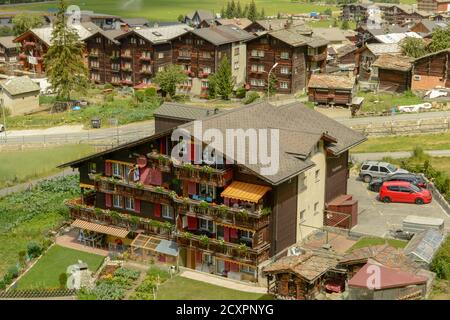 Traditionelle Chalets im Dorf Tasch bei Zermatt in Die Schweizer alpen Stockfoto