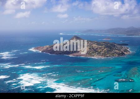 St. Vincent und die Grenadinen, Luftaufnahme von Petite Martinique mit Carriacou, Grenada in der Ferne Stockfoto