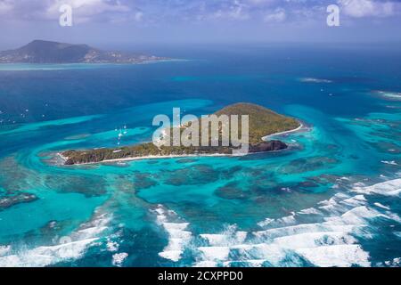 St. Vincent und die Grenadinen, Luftaufnahme von Petit St. Vincent mit Carriacou, Grenada in der Ferne Stockfoto