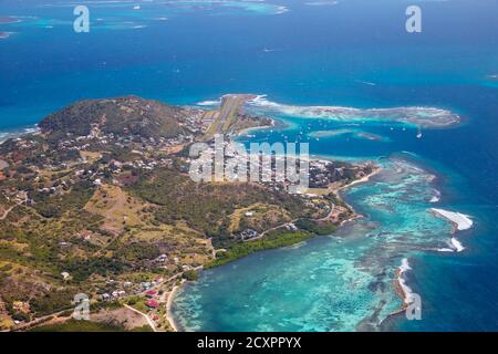 St. Vincent und die Grenadinen, Luftbild von Union Island, Blick auf Clifton und den Flughafen Stockfoto
