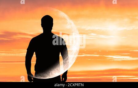 Silhouette des Menschen mit transparenter Halbmond oder Mond am Körper vor orangenen Himmel bei Sonnenuntergang, Konzeptbild über Raum, Astronomie und Astrologie Stockfoto