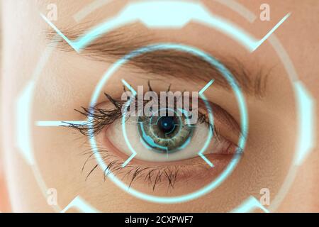 Nahaufnahme. Zukünftige Frau mit Cyber-Technologie Auge Panel, Cyberspace-Schnittstelle, Augenheilkunde Konzept. Schönes weibliches Auge mit moderner Identifikation, medizinische Behandlung für Fokus. Visuelle Effekte. Stockfoto