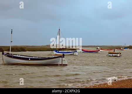 Boote auf Gezeitenanlegestellen in Burnham-Overy-Staithen an der Küste von Norfolk Stockfoto