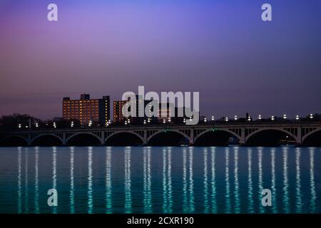 Nacht Blick auf die MacArthur Brücke über Detroit River auf sonnig Tag ab Sonnenuntergang auf Belle Isle Stockfoto