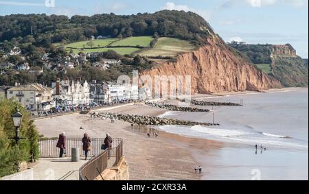 Blick über die Küste und den Strand von Sidmouth von Connaught Gardens. Sandsteinfelsen zeigen Erosion und Klippenfälle. Stockfoto