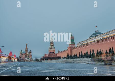 Nachtansicht des Roten Platz in Moskau, Lenin-Mausoleum und russische Regierung Gebäude Stockfoto