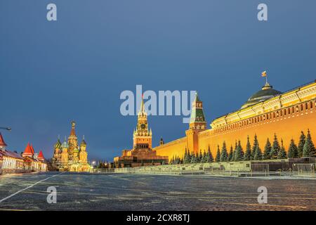 Nachtansicht des Roten Platz in Moskau, Lenin-Mausoleum und russische Regierung Gebäude Stockfoto