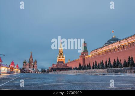 Nachtansicht des Roten Platz in Moskau, Lenin-Mausoleum und russische Regierung Gebäude Stockfoto