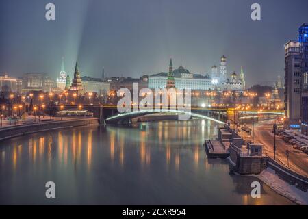 Beeindruckende Nachtansicht des Kremls im Winter, Moskau, Russland Stockfoto