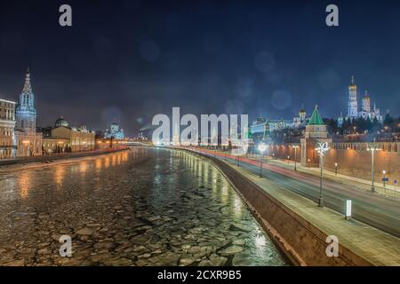 Beeindruckende Nachtansicht des Kremls im Winter, Moskau, Russland Stockfoto