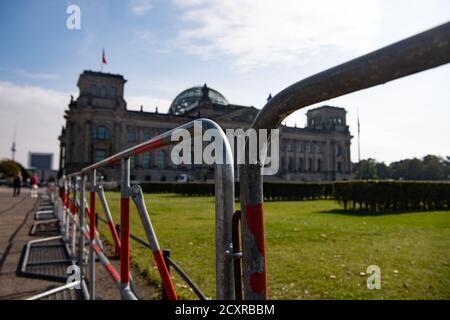 Berlin, Deutschland. Oktober 2020. Um die Reichstagswiese vor dem Reichstag sind Schranken aufgestellt. Quelle: Paul Zinken/dpa-Zentralbild/dpa/Alamy Live News Stockfoto